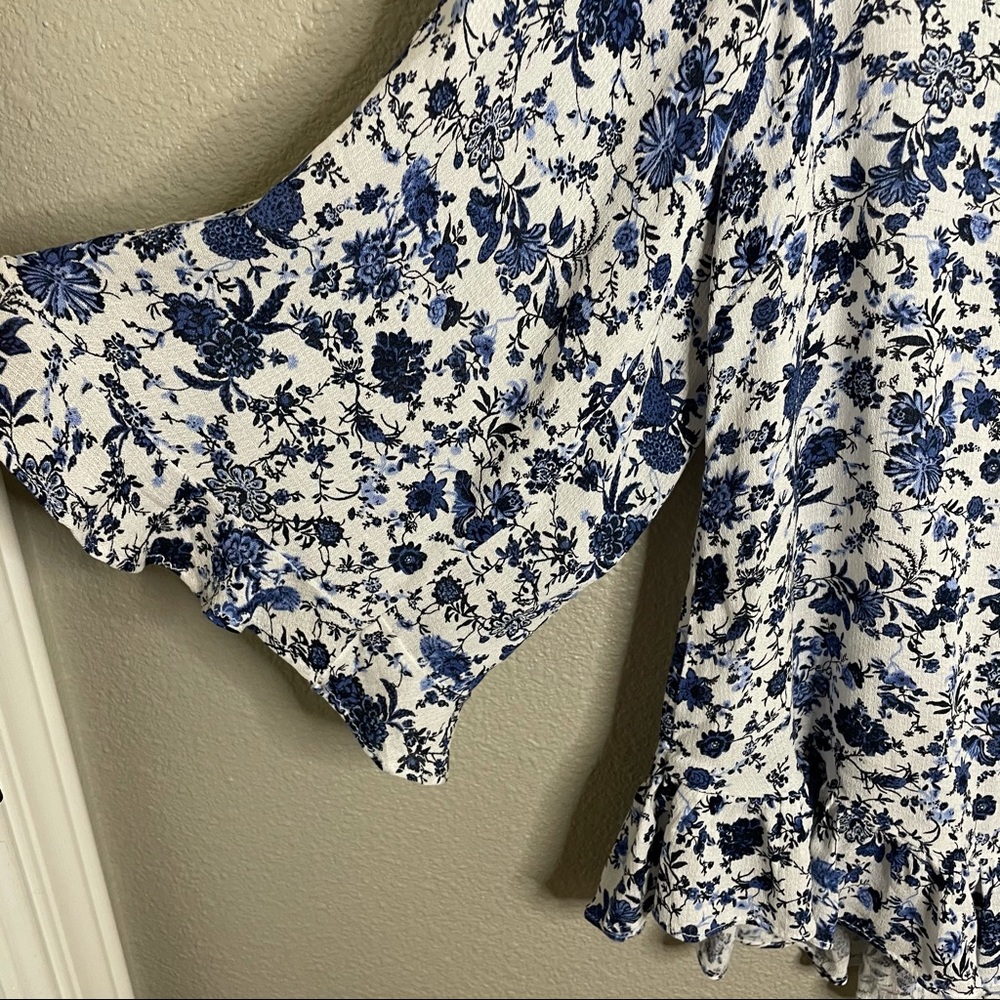 Cynthia Rowley Blue floral 3/4 sleeve blouse - Picture 4 of 5